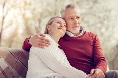 Rüya gibi olgun kadın erkeğini eğilerek