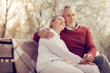 Olumlu memnun komuta sizde karısı kucaklayan