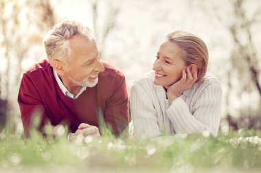 Olumlu mutluluk olgun insanlar sıcak havanın tadını
