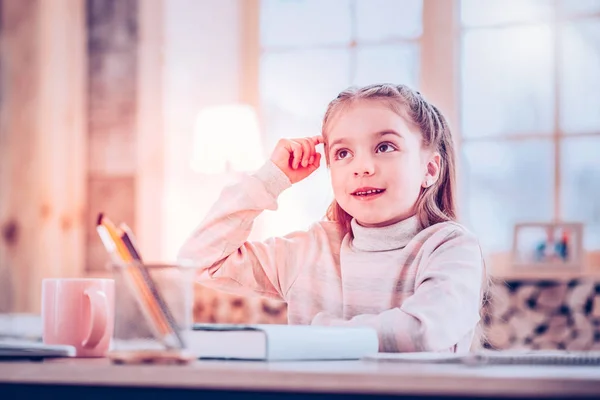 Intelligente schoolmeisje denken over logische Math taak — Stockfoto