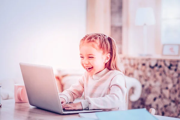 Enfant moderne se sentant heureux tout en jouant jeu d'ordinateur — Photo