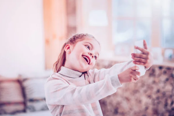 Ragazzo carino scattare foto sul suo nuovo telefono — Foto Stock