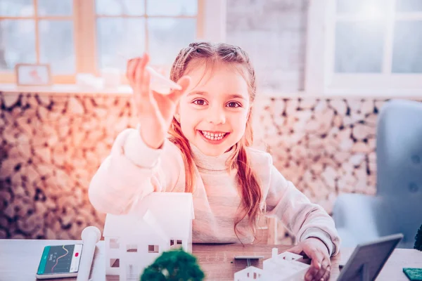 Jonge vrouw gebouw speelgoed huis tijdens het spelen — Stockfoto