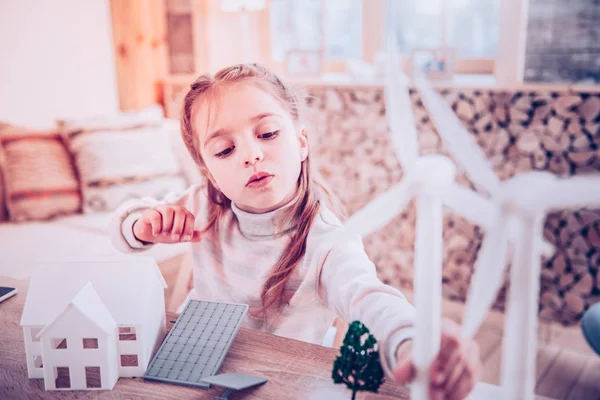 Teder kind nemen windmolen bij de voorbereiding voor schoolproject — Stockfoto