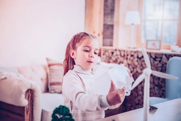 Scuola dolce rendendo casa per il progetto ecologico — Foto Stock