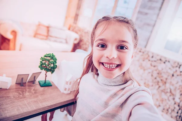 Criança feliz tomando selfie com seu projeto — Fotografia de Stock