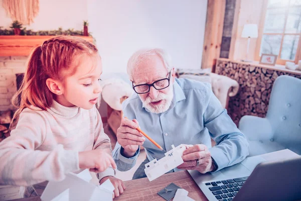 Oude man met kind hoe doen home — Stockfoto