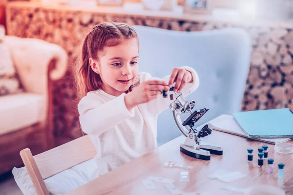 Small schooler choosing what chemistry element using — Stock Photo, Image