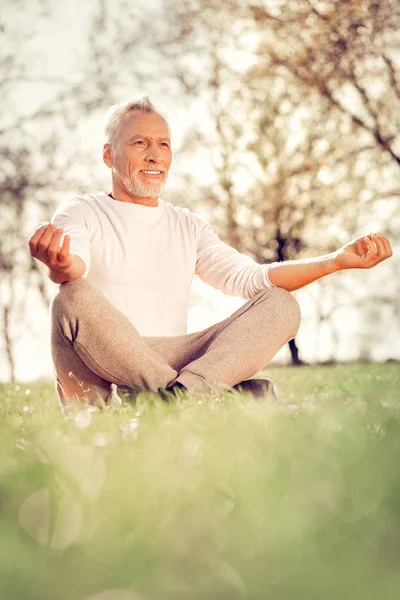 Alegre homem maduro desfrutando de meditação no parque — Fotografia de Stock