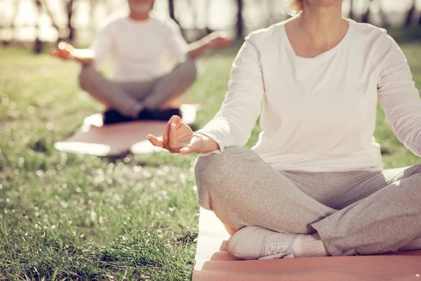 Close up of female person that sitting on the foreground — Stock Photo, Image