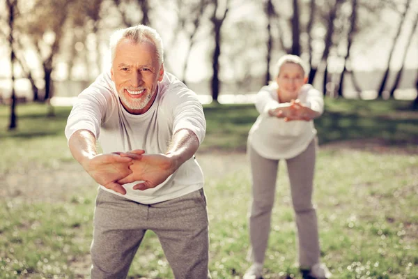 Agradable persona madura masculina haciendo ejercicio matutino — Foto de Stock