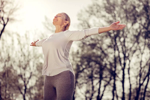 Feliz mujer mayor disfrutando de su temporada favorita — Foto de Stock