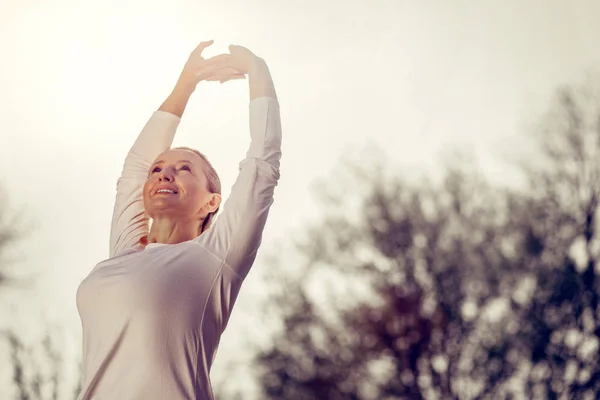 Charmante blonde weibliche Person, die zum Himmel schaut — Stockfoto