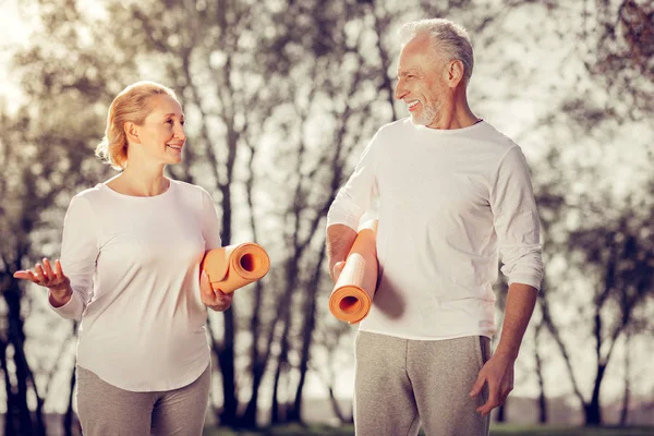 Positivo pareja encantada caminando juntos en el parque — Foto de Stock