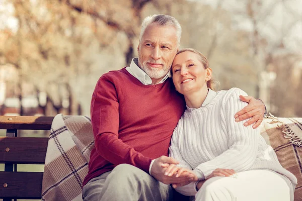 Alegre hombre de pelo gris siendo profundo en pensamientos — Foto de Stock