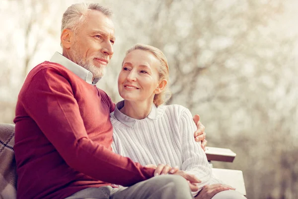 Tankeväckande skäggig man smeker hans härliga kvinna — Stockfoto