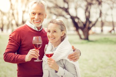 Memnun sakallı adam karısını yakın ayakta