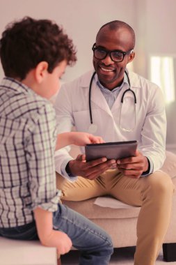 Çocuk Hastaların sorunları için dikkatle dinleyen doktor