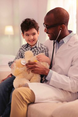 Doktor phonendoscope bir oyuncak ayı kullanarak nasıl kandırmaya gösterilen