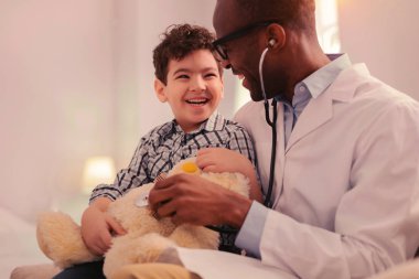 Tıp çocuk Temelleri gösteren bir doktor