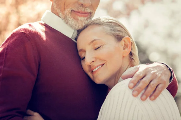 Nöjd äldre kvinnliga person smekande hennes partner — Stockfoto