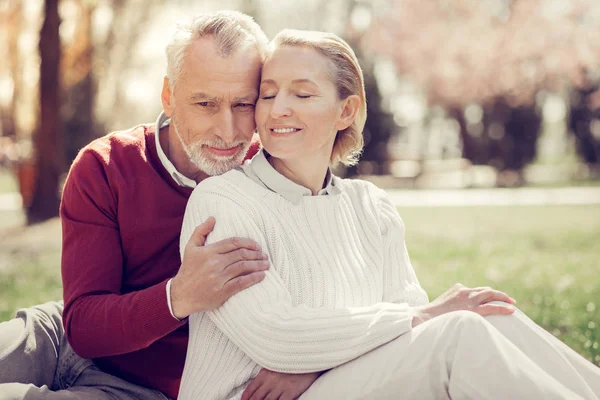 Anbud blond kvinnlig person sitter nära maken — Stockfoto