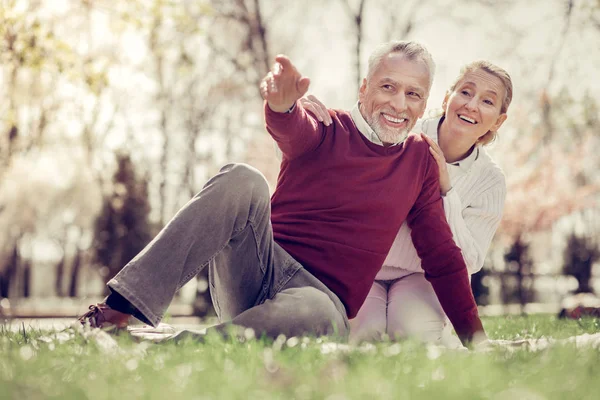 Glada senior människor inne i en riktning — Stockfoto