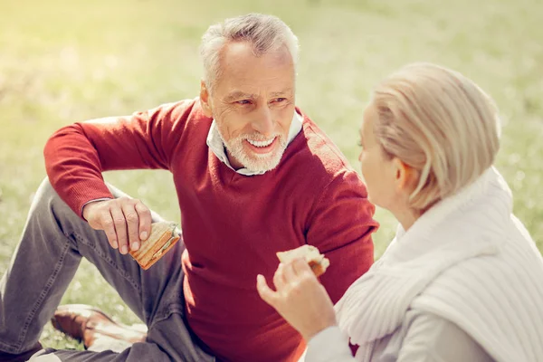 Cheerful gray-haired man enjoying sunny day in park — Stock Photo, Image