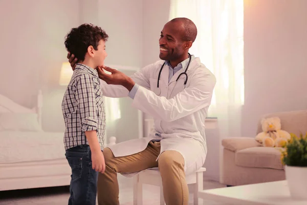 Doctor preparando niño para examinar su garganta — Foto de Stock