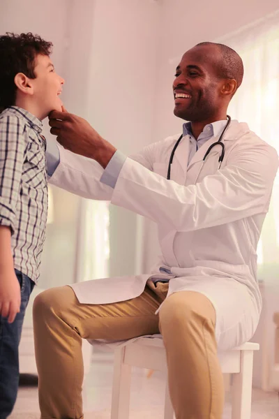 Hals-Nasen-Ohren-Arzt untersucht Kindeshals sorgfältig nach Diagnose — Stockfoto
