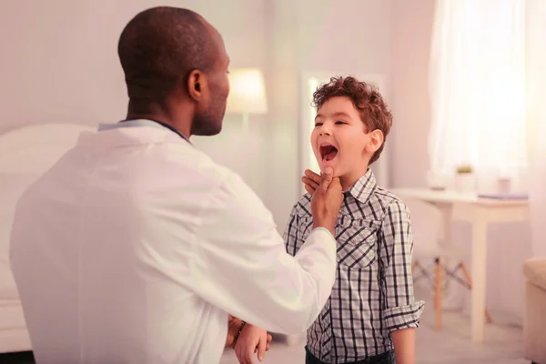 Niño está mostrando su garganta al médico — Foto de Stock