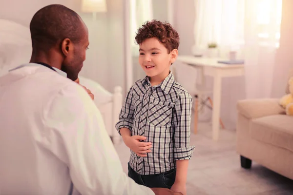 Dziecko mówi jego problemy i objawy u lekarza — Zdjęcie stockowe