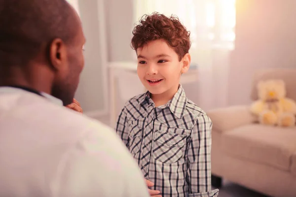 Barn känna sig bekväm om hans första läkarundersökning — Stockfoto