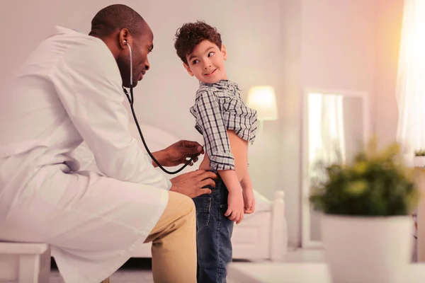 El niño está siendo inspeccionado cuidadosamente por el médico. —  Fotos de Stock