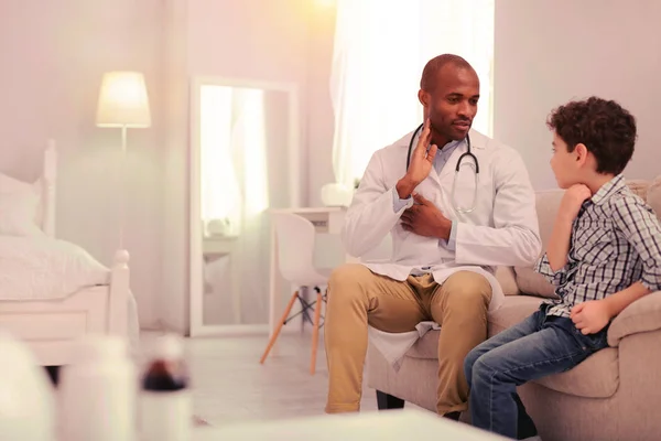 Doctor explaining the diagnosis to his young patient — Stock Photo, Image