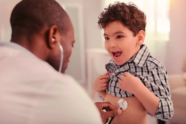 El médico está examinando a los niños con fonendoscopio. — Foto de Stock