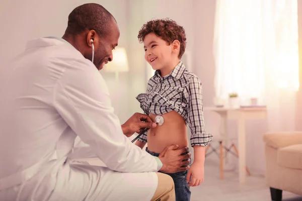 El niño está siendo examinado por el médico — Foto de Stock