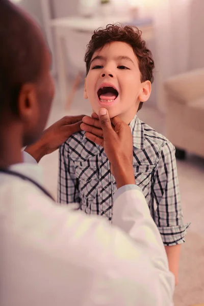 医生仔细检查孩子的口腔和牙齿 — 图库照片