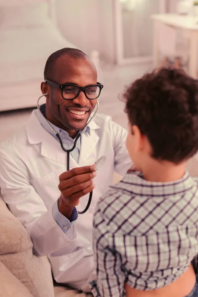 Médico calificado escuchando los pulmones de los chicos — Foto de Stock