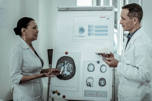 Båda läkarna analysera situationen med hjärnan system — Stockfoto