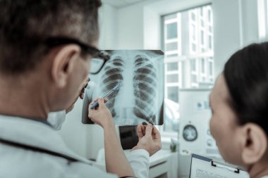 Karışık Doktorlar kemik yapısı üzerinde dikkatle bakıyor