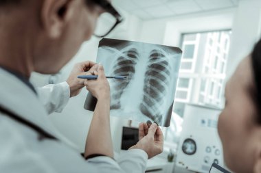 Fotoğraf göğüs kafesi kemiği ile zor zamanlar sahip doktorlar