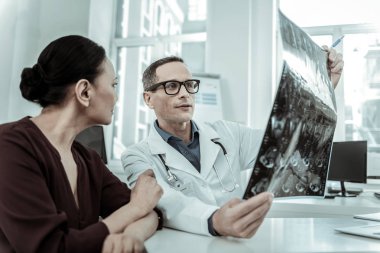 X-ışını fotoğrafı hastayla taşıyan tıp uzmanı