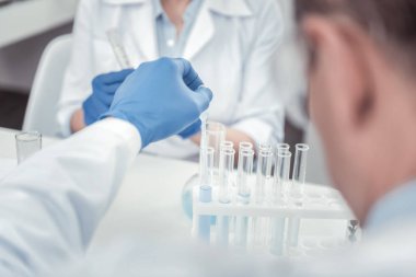 Sıvı tnto test tüpleri pipet ile koyarak bilim adamı