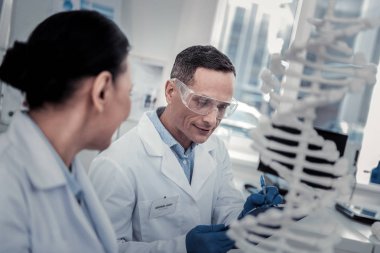 Notlar onun bilimsel bulgulara yapma Profesör konsantre