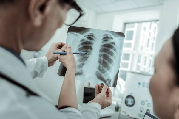 Ärzte tun sich schwer mit Foto von Brustkorbknochen — Stockfoto