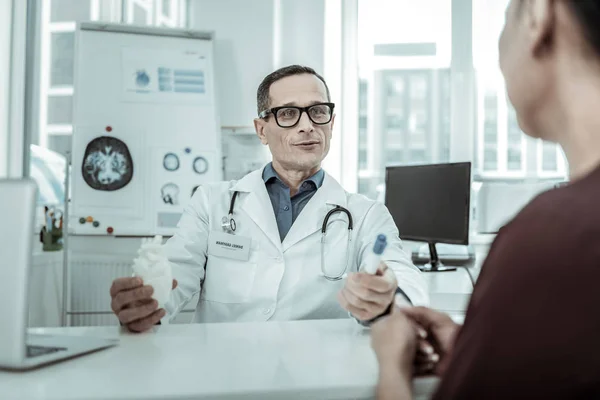 Cardiólogo profesional teniendo sesión con su paciente — Foto de Stock