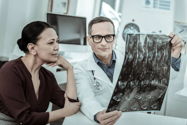 Doctor siendo amable con su paciente femenino —  Fotos de Stock