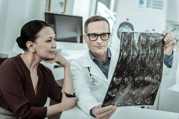 Doctor siendo amable con su paciente femenino — Foto de Stock