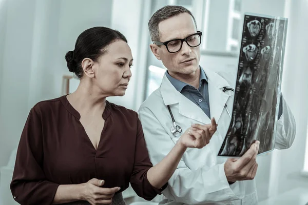 Médico assistente e sua paciente feminina ficando por perto — Fotografia de Stock